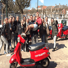 Geploeter op de roze Scooter Vrijgezellenfeest