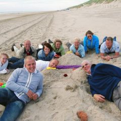 Teams op speurtocht tijdens Beach Cast bedrijfsfeestje