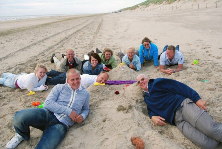 Teams op speurtocht tijdens Beach Cast bedrijfsfeestje