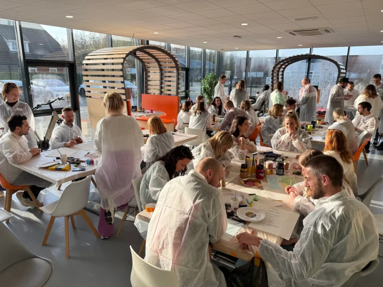 Creatieve Explosie: Team Schildert Eigen Meesterwerk