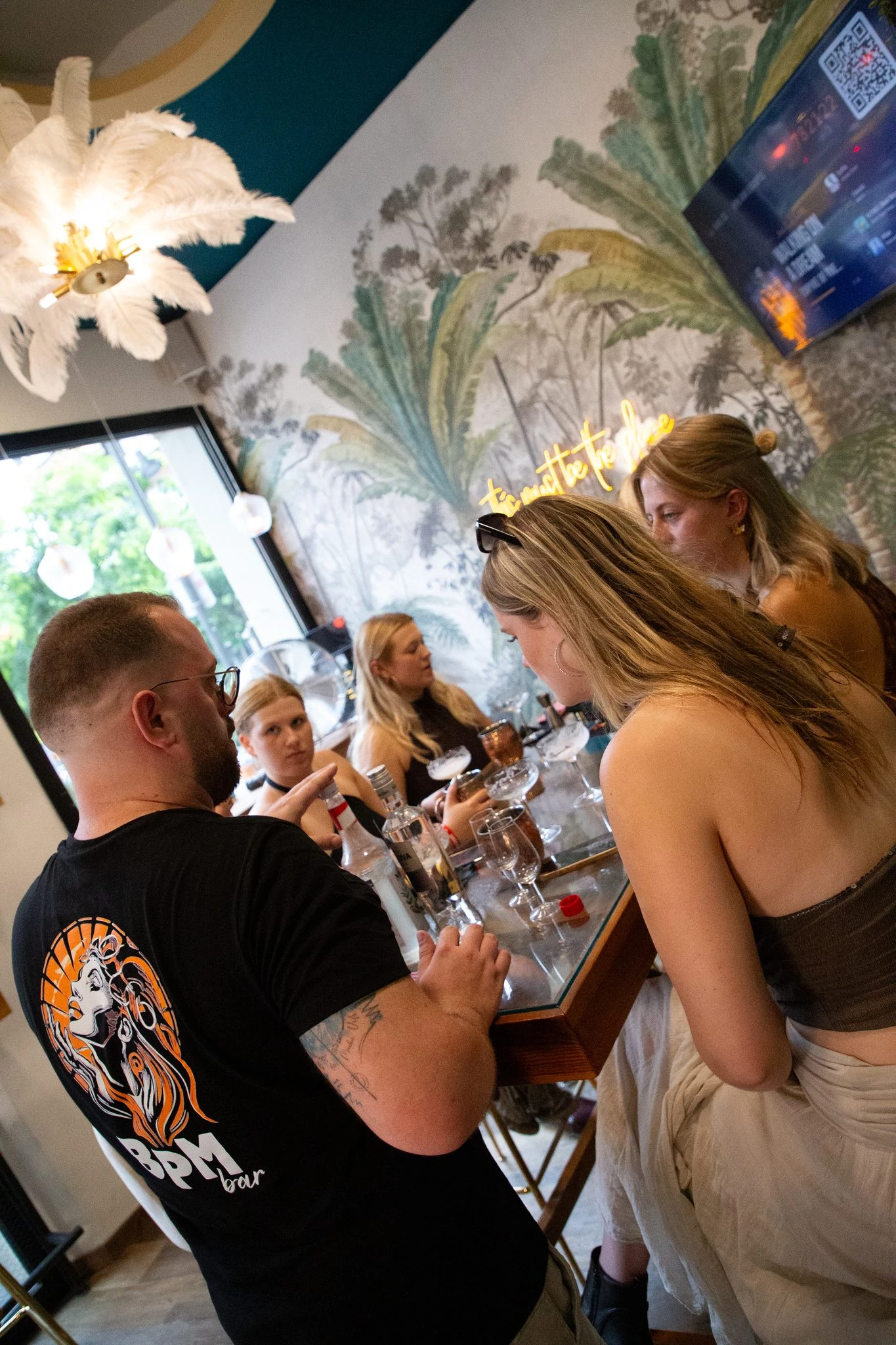 bartender-geeft-uitleg-aan-een-groep-tijdens-de-sangria-en-cocktailworkshop-in-barcelona