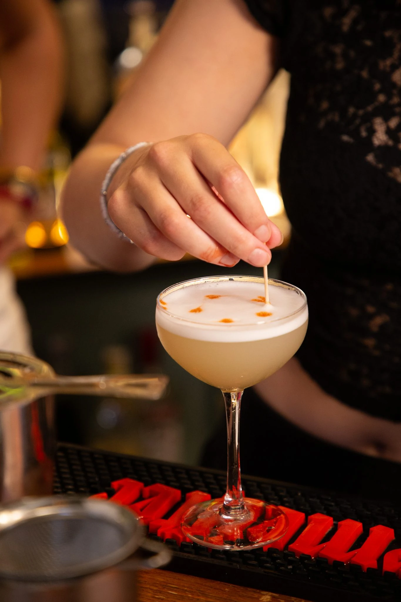 close-up-van-een-afgewerkte-cocktail-tijdens-de-workshop-bij-bpm-bar-eixample