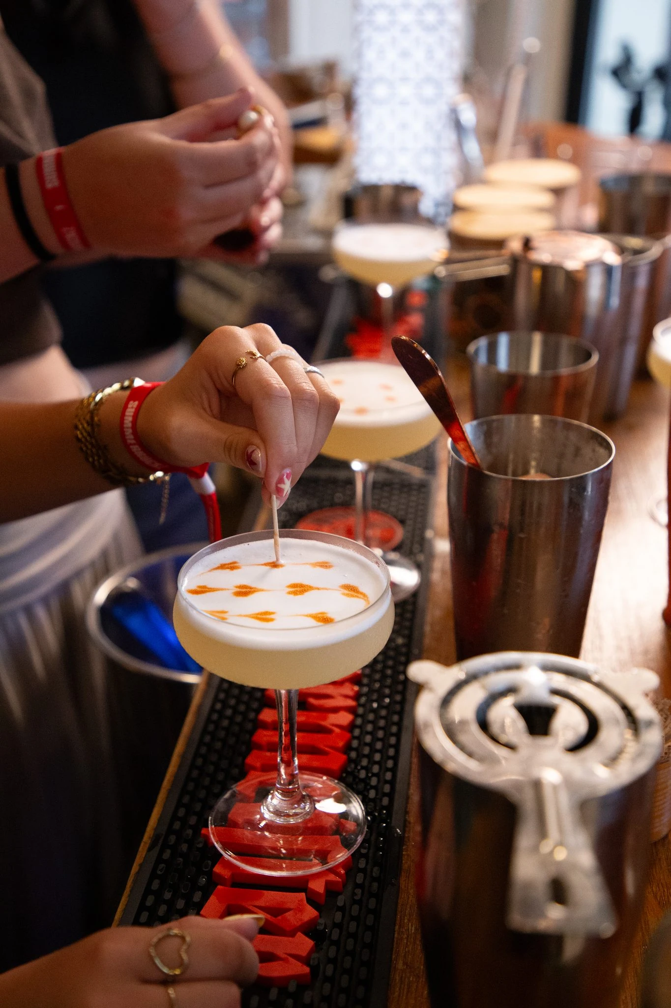 cocktail-wordt-afgewerkt-met-een-decoratie-tijdens-de-workshop-bij-bpm-bar-eixample