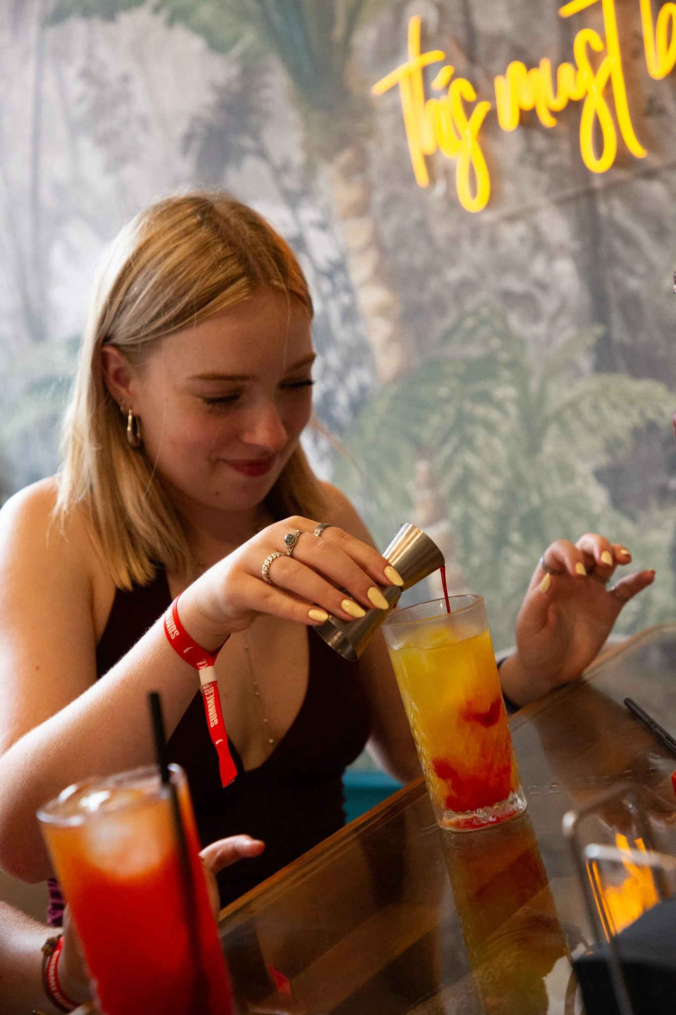 deelnemer-schenkt-siroop-in-een-cocktail-tijdens-de-sangria-en-cocktailworkshop-in-barcelona