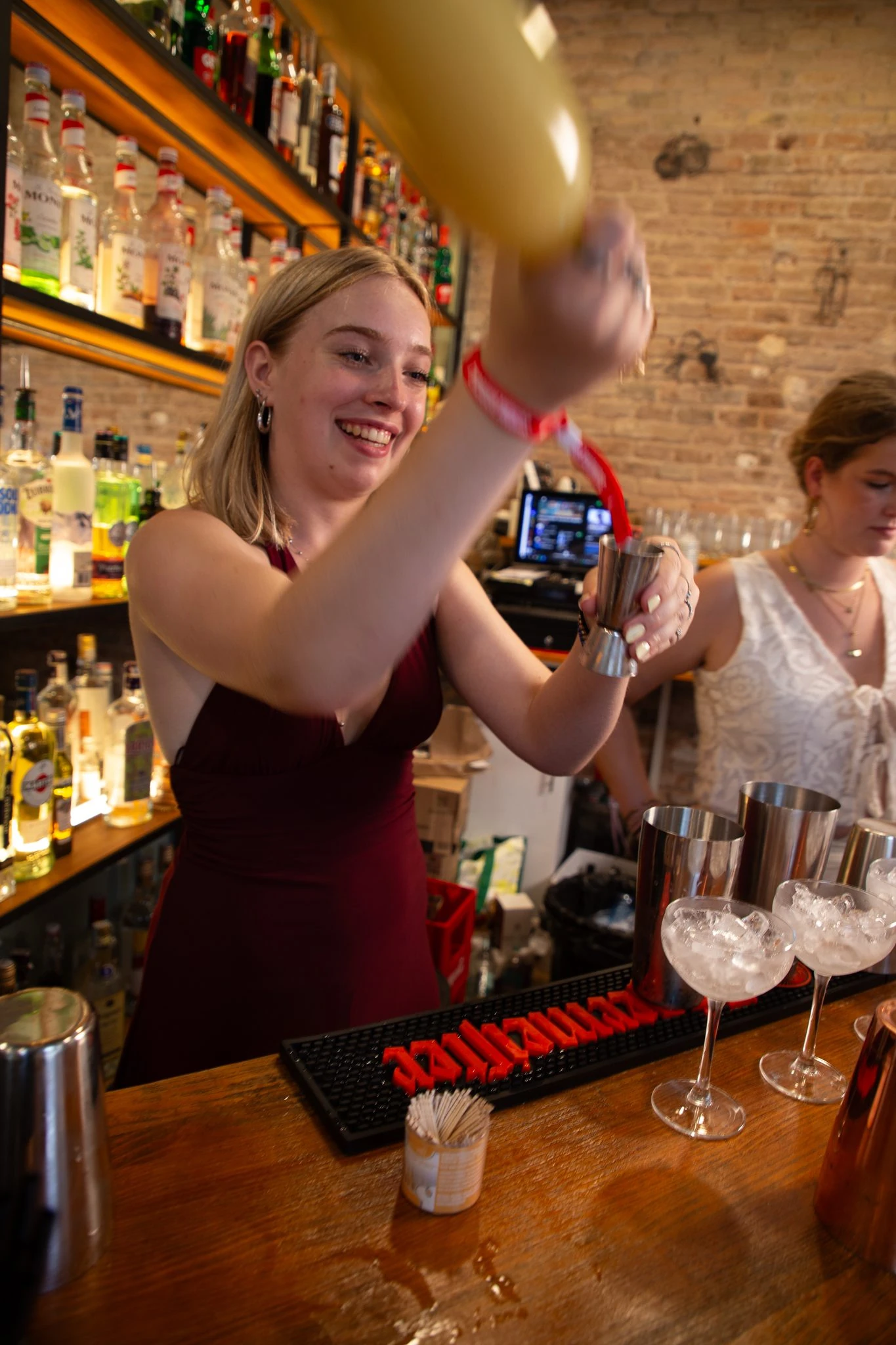 deelnemer-schudt-een-cocktail-achter-de-bar-bij-bpm-bar-eixample-in-barcelona