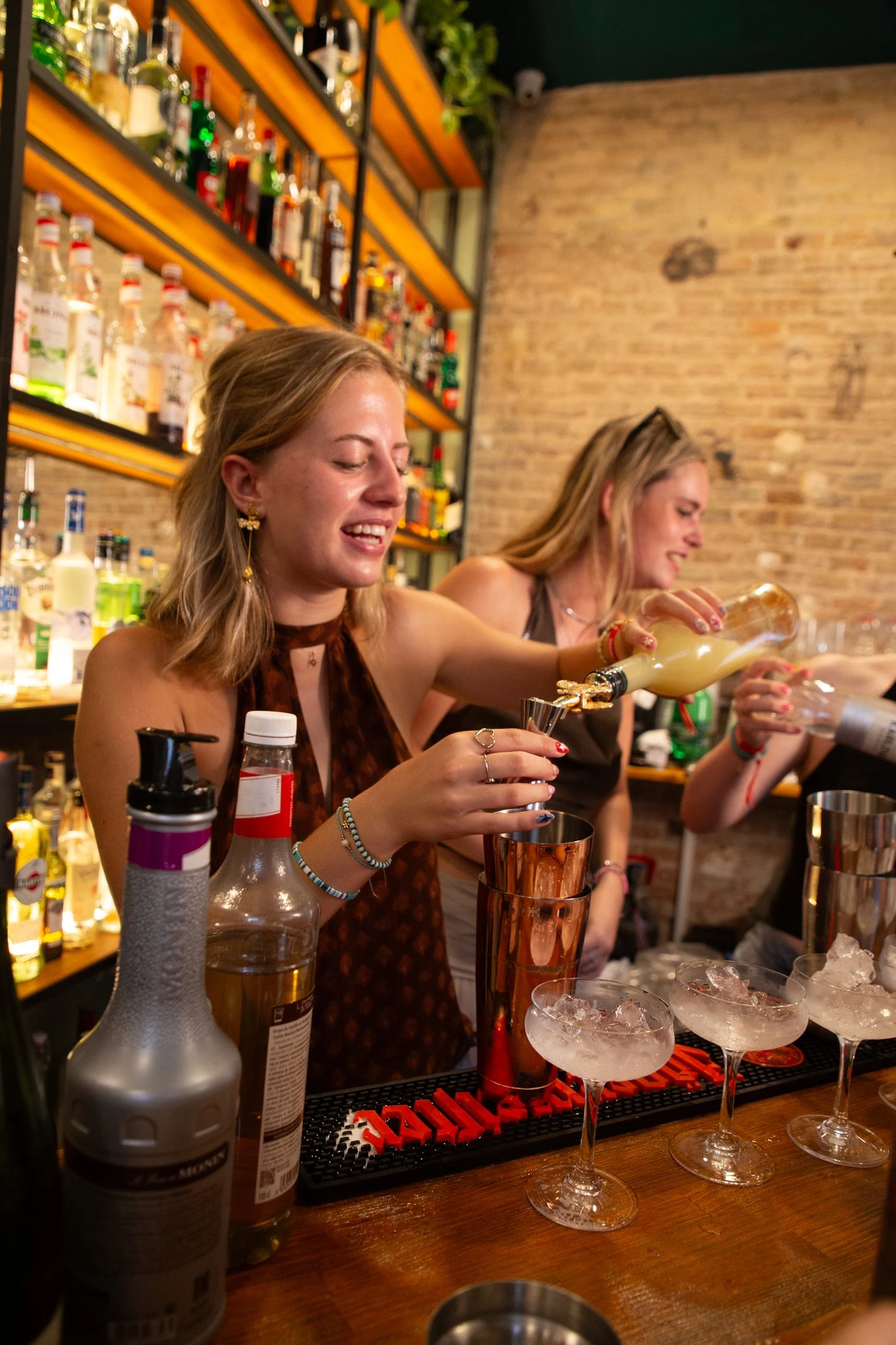 deelnemers-schenken-ingredienten-in-de-shaker-tijdens-de-cocktailworkshop-in-barcelona