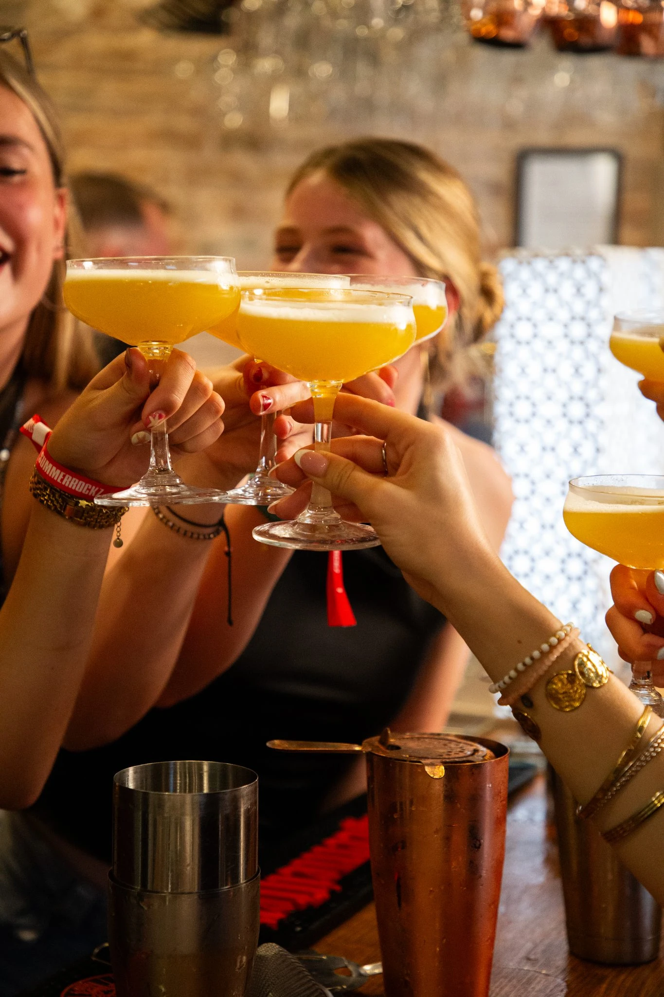groep-heft-de-glazen-voor-een-toast-tijdens-de-sangria-en-cocktailworkshop-in-barcelona