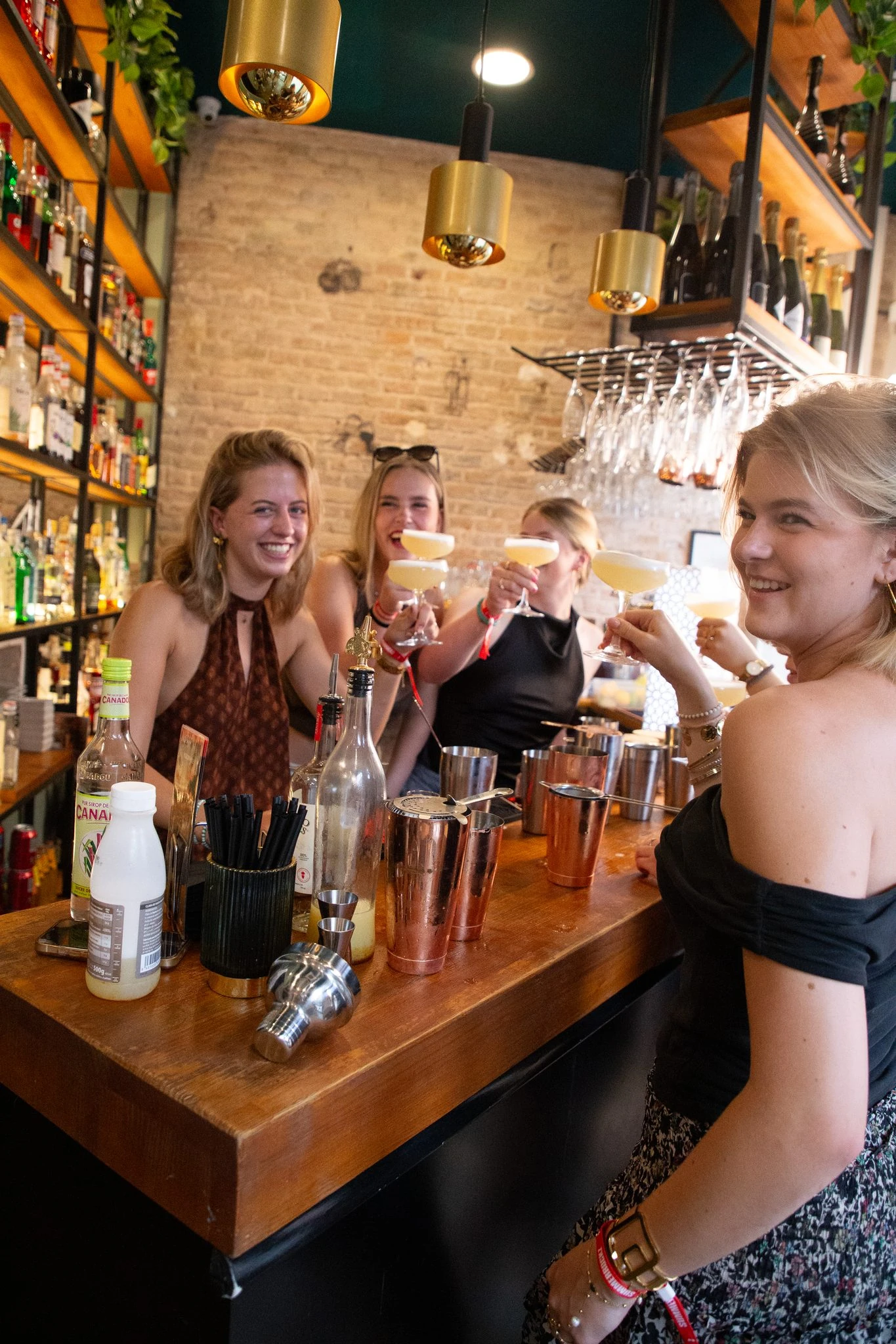 groep-proost-met-zelfgemaakte-cocktails-tijdens-de-cocktailworkshop-bij-bpm-bar-eixample