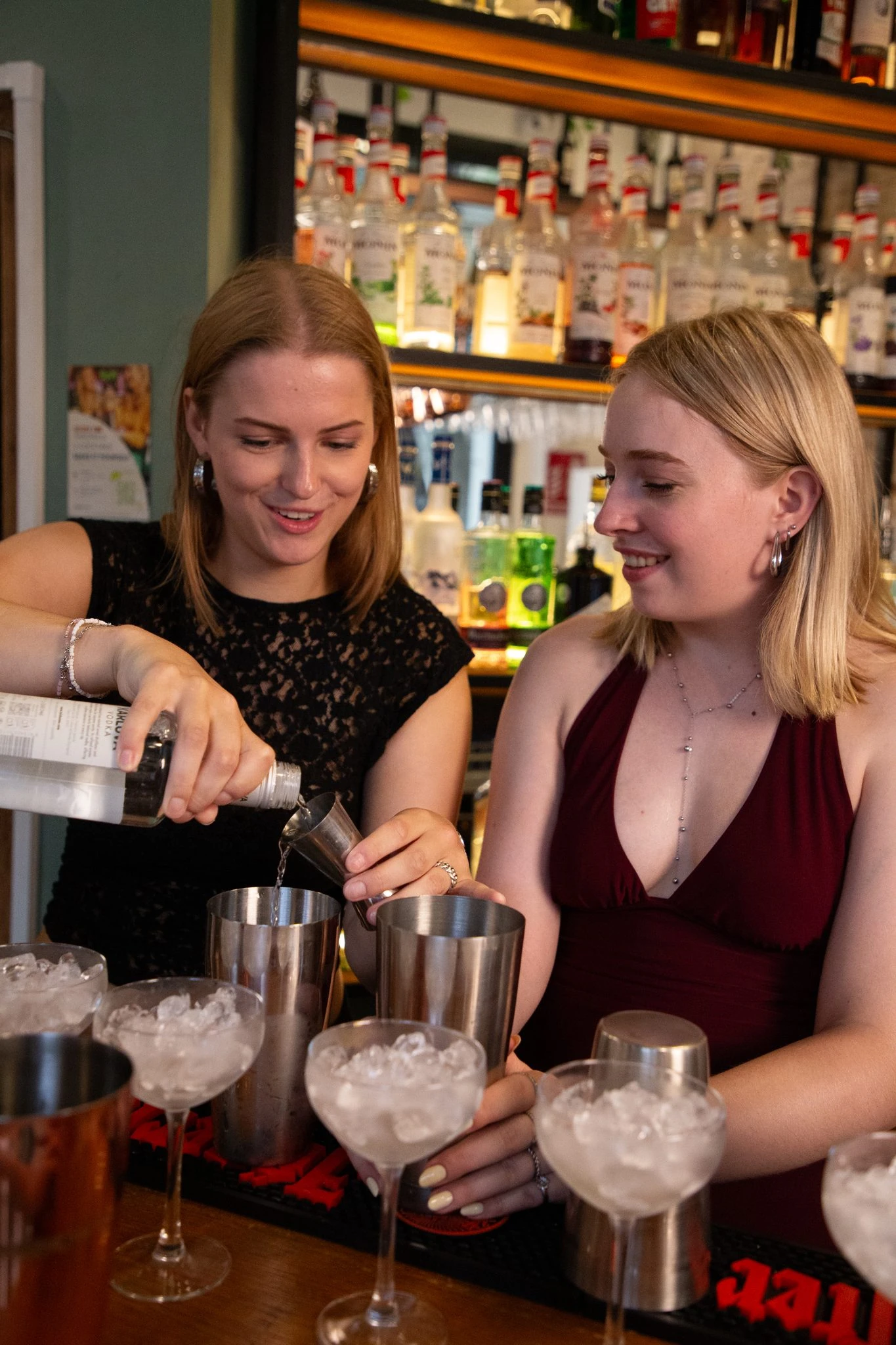 twee-deelnemers-meten-drank-af-tijdens-de-cocktailworkshop-bij-bpm-bar-eixample