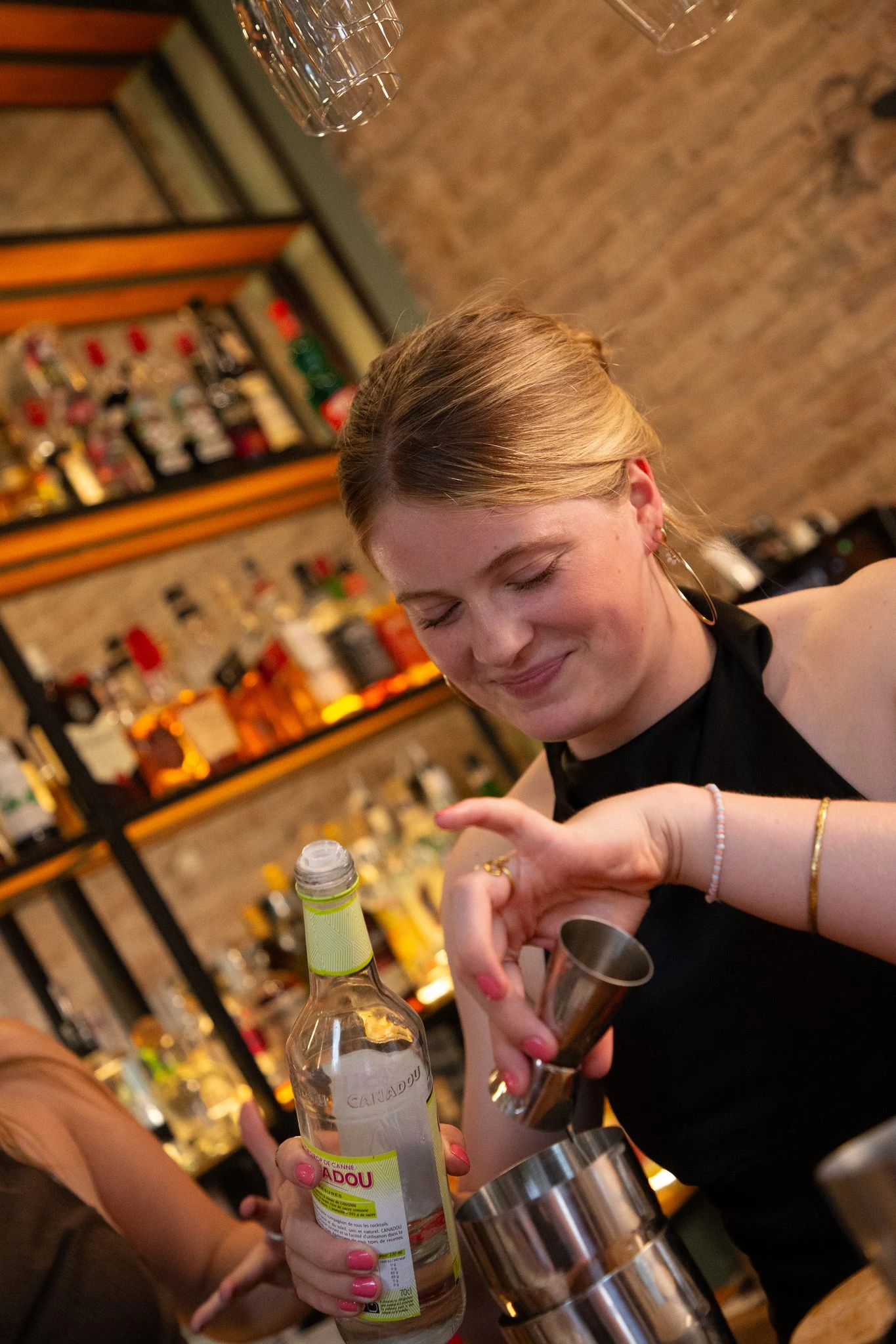 vrouw-maakt-een-cocktail-tijdens-de-cocktailworkshop-bij-bpm-bar-eixample-in-barcelona