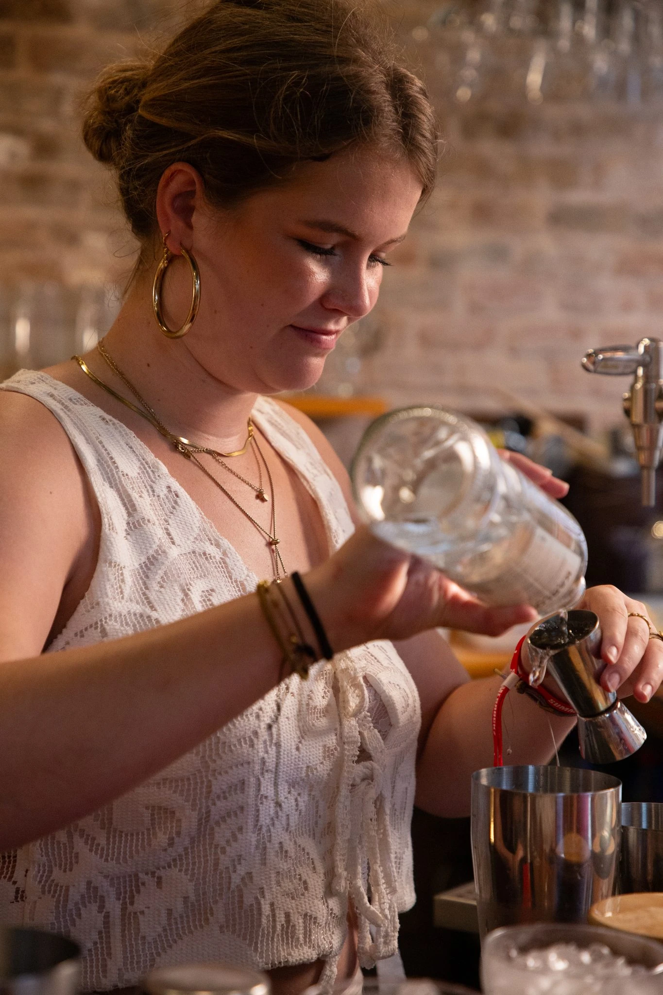 vrouw-schenkt-drank-in-een-maatje-tijdens-de-hands-on-cocktailworkshop-in-barcelona
